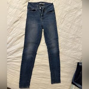 Very cute Levi 721 high rise skinny size 24